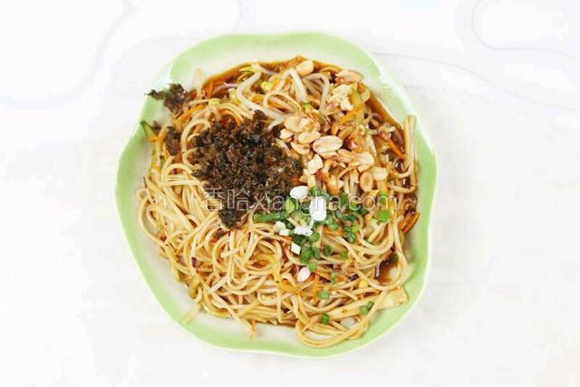撒上适量肉杂酱、花生、葱，担担面完成