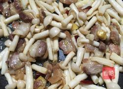 海鲜菇炒五花肉的做法图解3