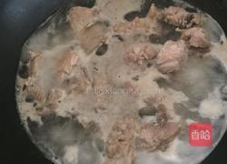 雪梨炖排骨的做法图解1