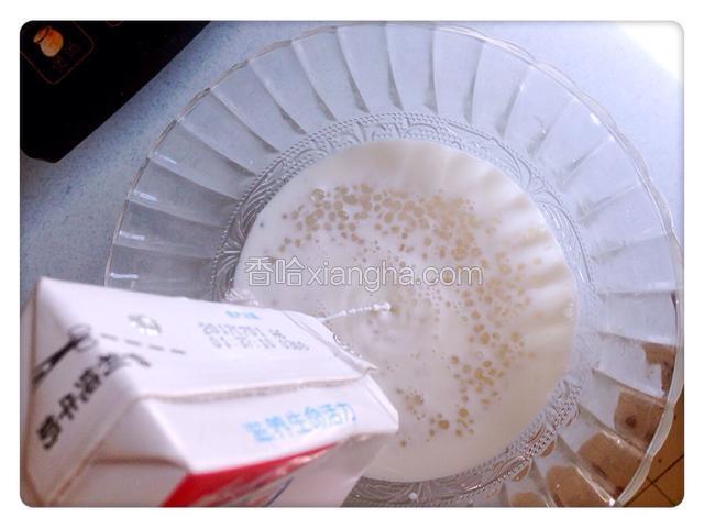 加入牛奶，同时加入炼乳搅拌均匀
