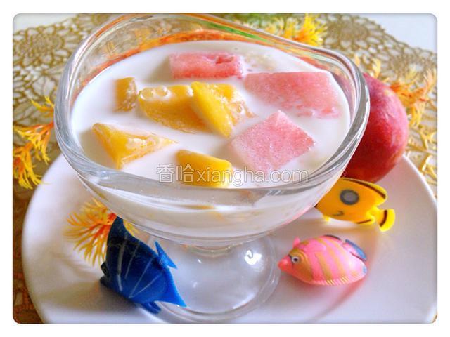 把西瓜、芒果块加入牛奶西米露中即好