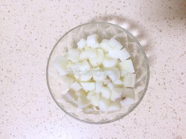 蒸熟后趁热加入蜂蜜搅拌（可不加，蓝莓酱是甜的）