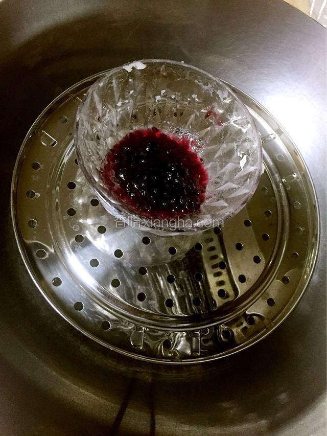 我的蓝莓酱不知为啥那么浓稠，我就挖了点加了少许水给化成稀点