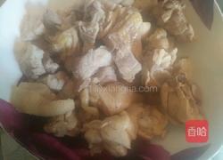 红烧肉炖鸡腿粉条的做法图解1