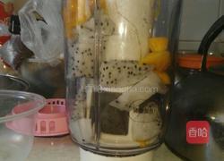 白心火龙果汁的做法图解2