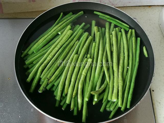 锅中加水烧开，放入豆角焯熟