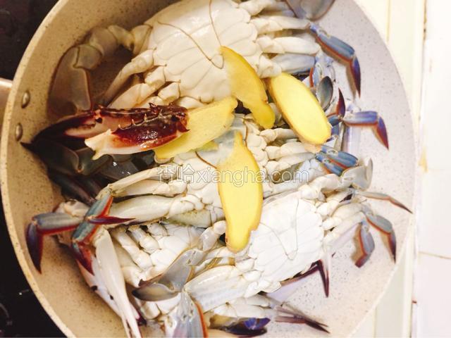 蟹壳朝下放，加生姜片，料酒