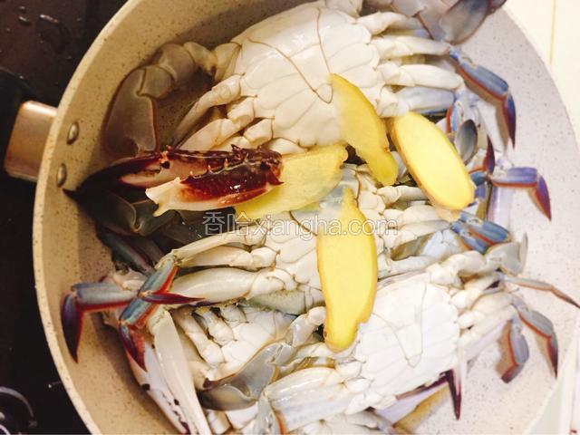 再加清水焖煮10分钟