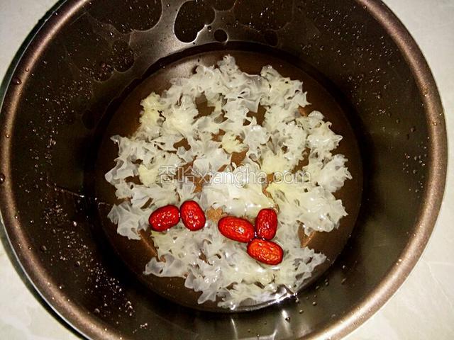 把银耳和红枣倒入电饭锅中加适量清水