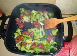 腊肠炒西兰花的做法图解3