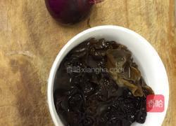 洋葱木耳 中式菜加西餐沙拉的做法图解1