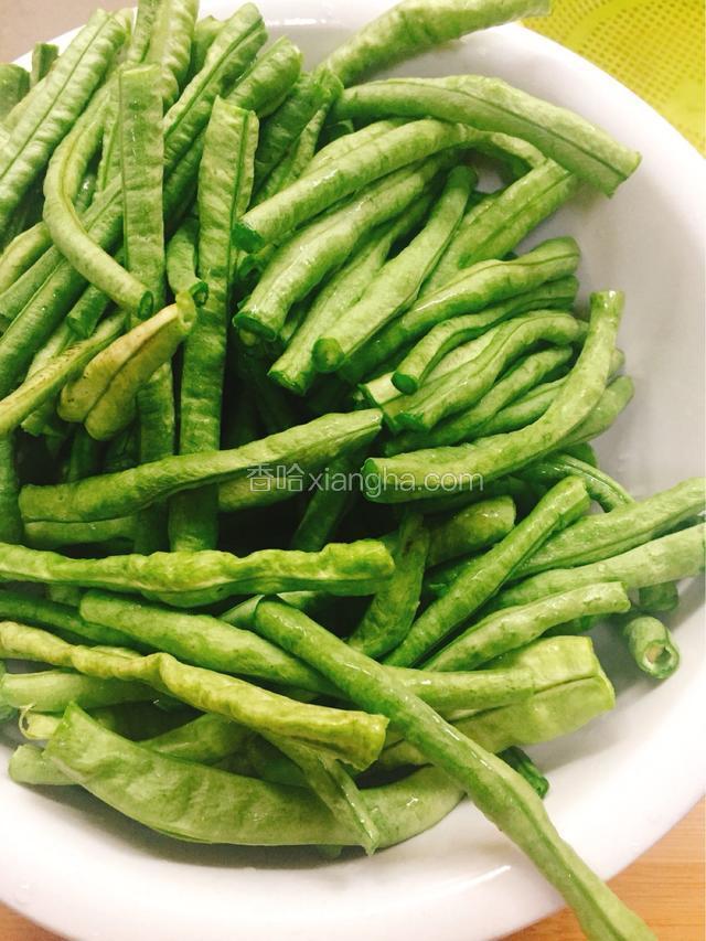 豆角最好用老一点的豆角，洗净折长段