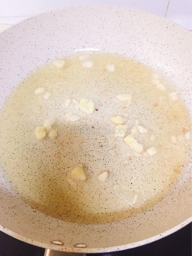 热锅倒油烧热爆香蒜末