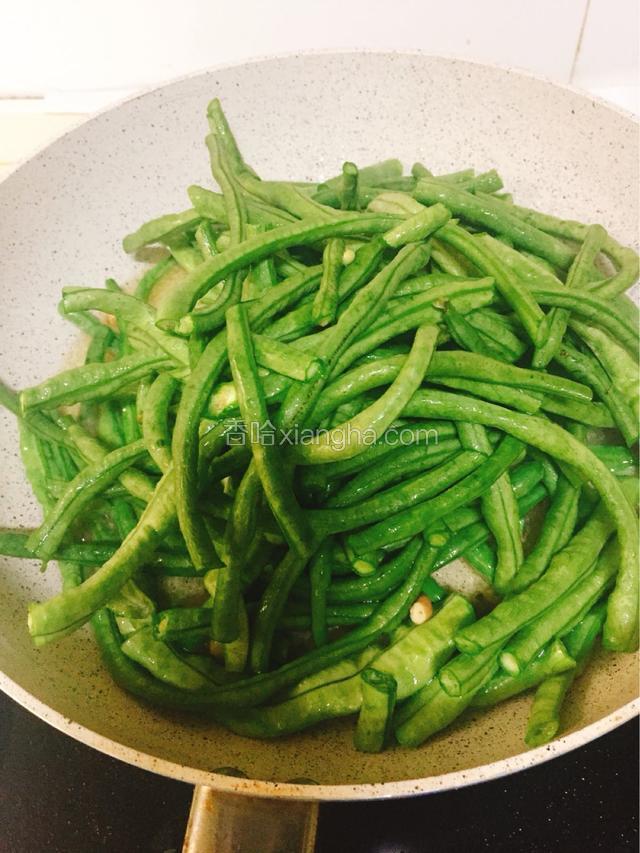 倒豆角翻炒至断生