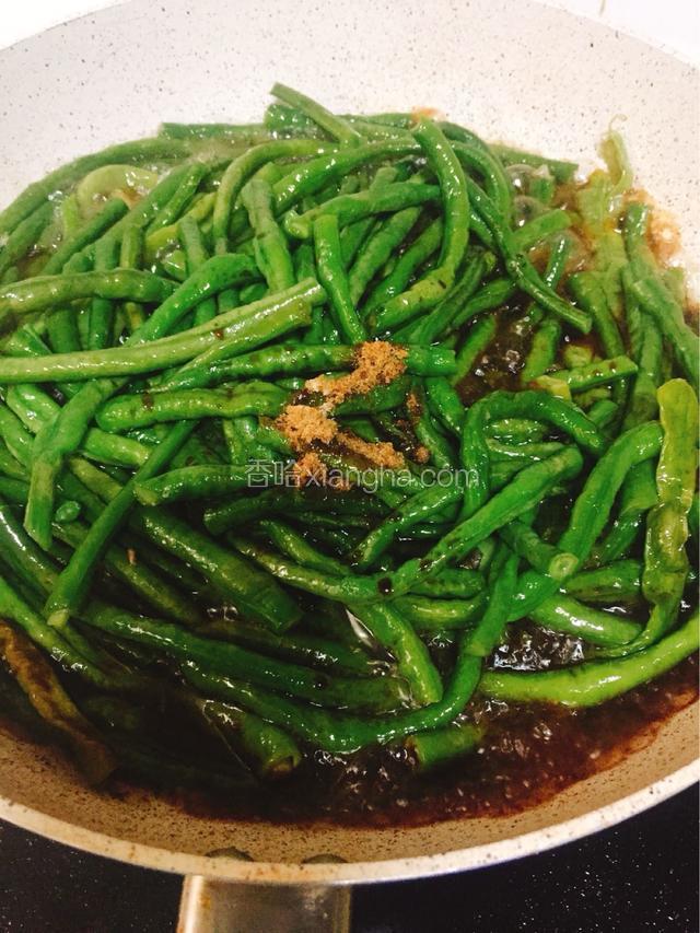 加生抽，老抽，加料酒，红糖，醋，翻炒均匀收汁