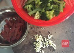 西兰花炒腊肠的做法图解1