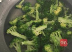 西兰花炒腊肠的做法图解2