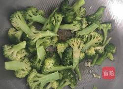 西兰花炒腊肠的做法图解5