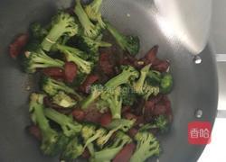西兰花炒腊肠的做法图解6