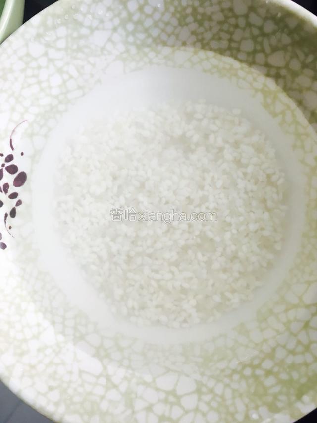大米提前洗净浸泡半个小时。