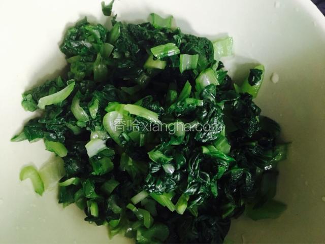 趁着煮粥的时候把青菜切成碎放碗里备用。