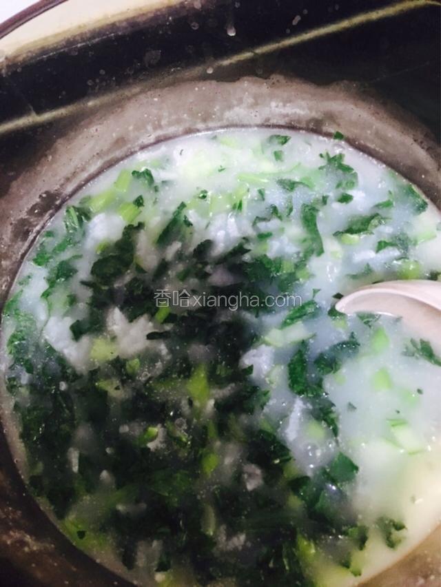 这时候放入青菜碎搅拌均匀后再煮至青菜断生。