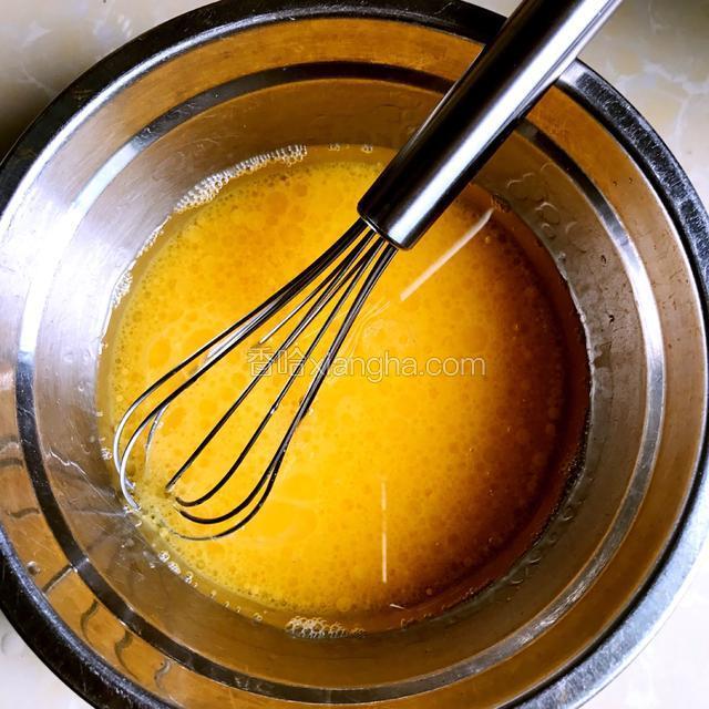 然后加入玉米油搅拌均匀