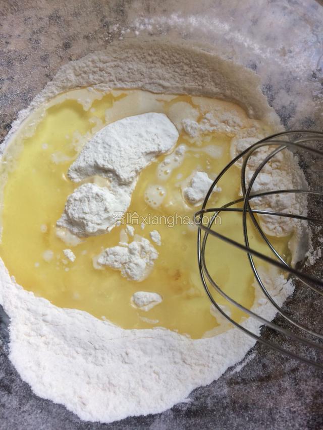 面粉过筛和油 牛奶倒入盆机^_^