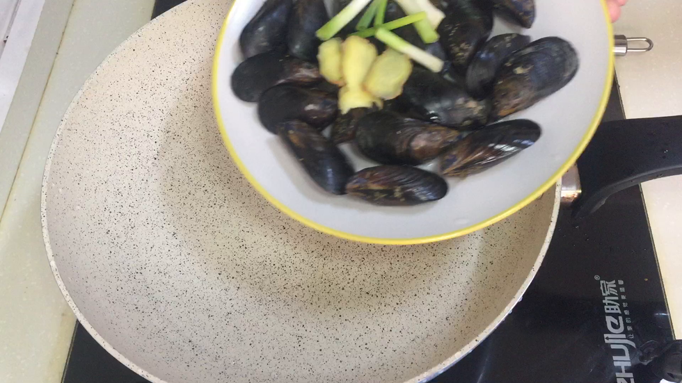 冷锅下淡菜，加葱段姜片和300毫升水