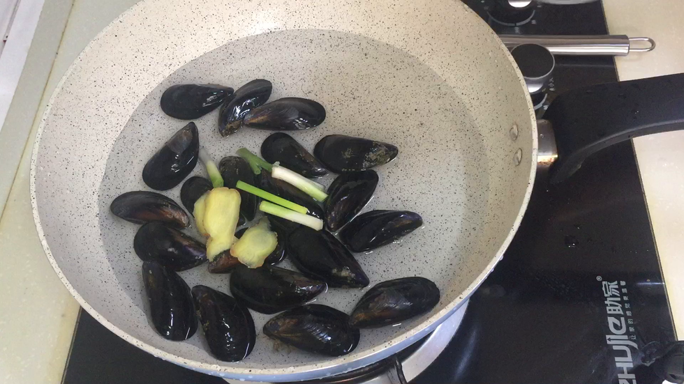 加料酒，盖盖大火焖煮