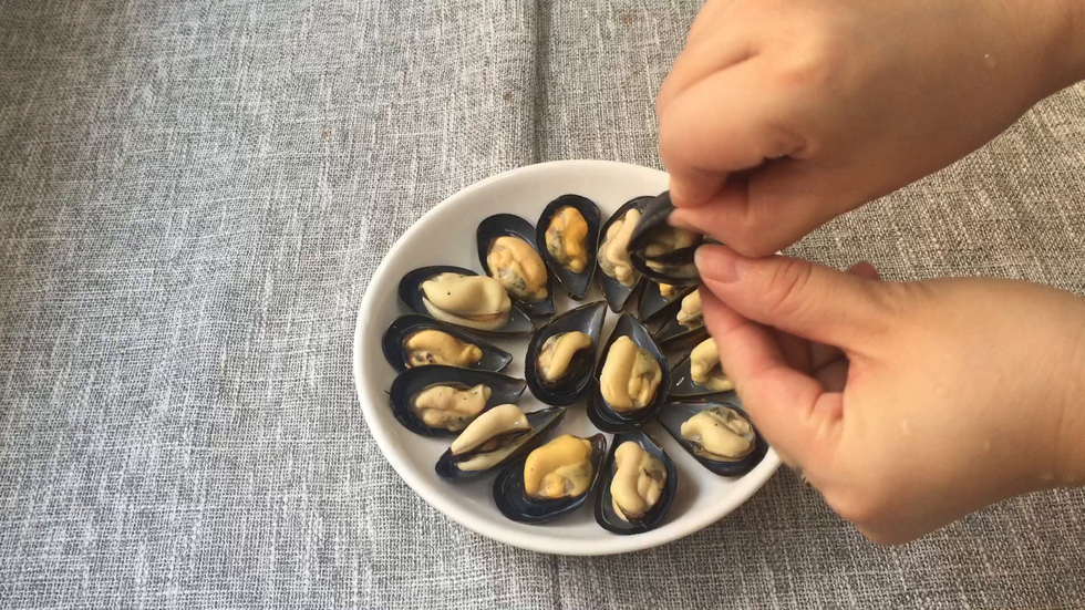 像这样剥掉没肉的那一半