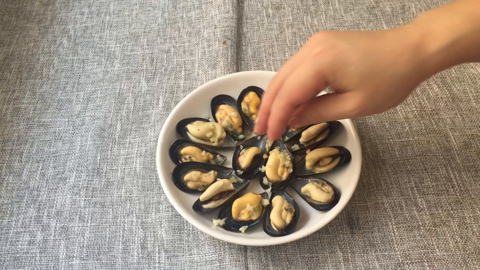 加蒜泥，料酒，酱油，葱花，热油浇在葱花上爆香
