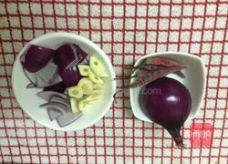 手撕包菜炒木耳的做法图解1