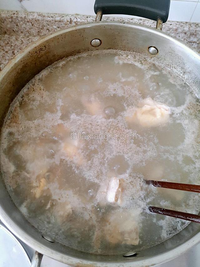 把筒骨跟三黄鸡飞水，筒骨冷水下锅煮开两分钟，三黄鸡要沸水下锅，煮开后等两分钟…均捞出用温水洗干净，就一般洗澡用的温水温度就够了…