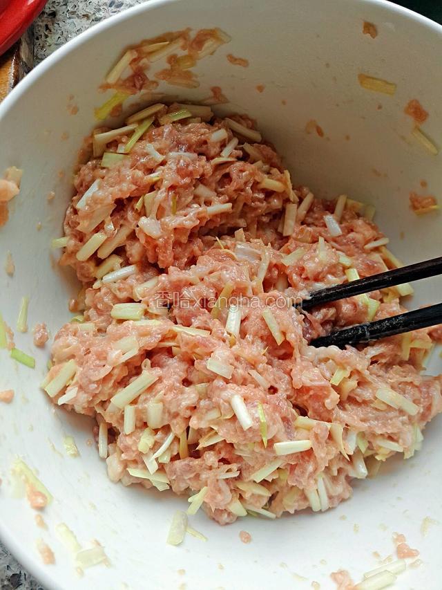 韭黄切小段，放进肉沫，加盐…糖小许…料酒…生抽…鸡粉…生粉…朝一个方向拌匀…打到起胶为止…