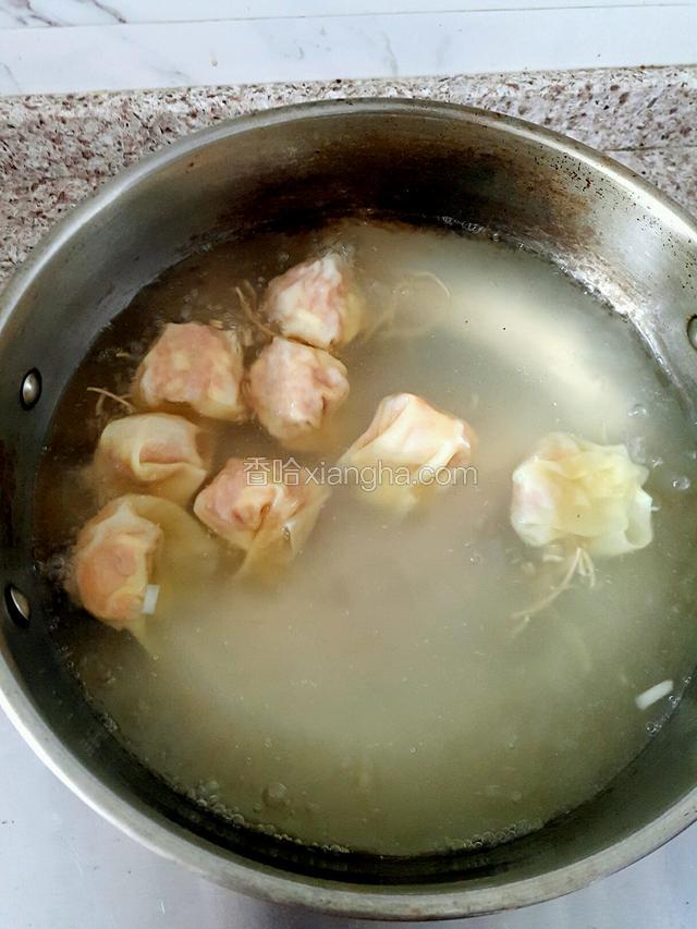 煮云吞…沸水下云吞…煮开以后加冷水进去，再煮沸再加…重复三次基本云吞就熟了…这是一个漂亮大姐教我得，那时候我还是只会泡面的正太…(*度ｰ度)v