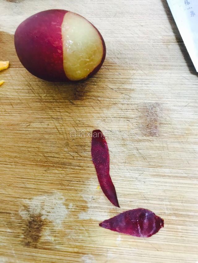 剥下西梅皮，剪成圆圆的眼睛和胡桃夹型鼻子部分。