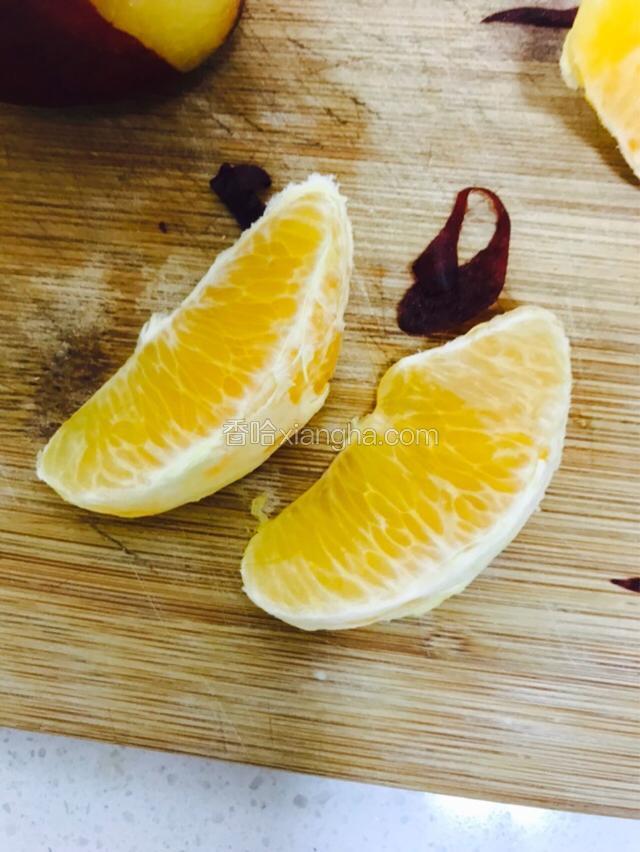 从身子部分剥下来两瓣橙子，轻轻去皮。