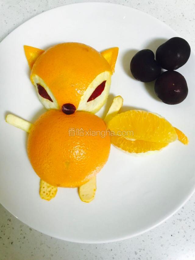 最后利用碎料作成小尾巴。加上小尾巴，在摆几个车厘子就好啦
