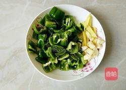 青椒炒腊鸭的做法图解2