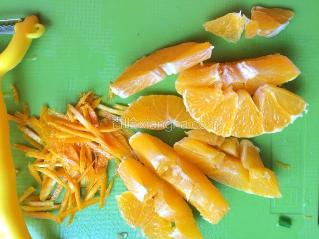 橙肉剥开切块，刨橙皮丝，怕苦涩就注意不要白色部分，要白色部分就会有苦涩味，但是会比较降火，自己喜欢哈，