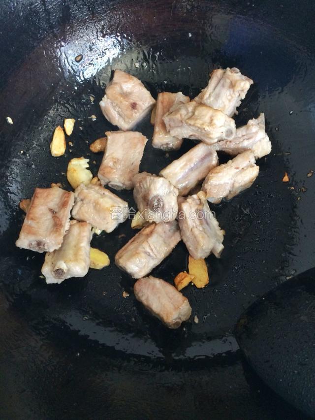 排骨下锅用姜蒜煸香