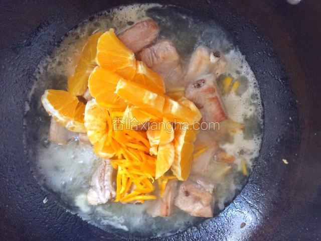 放入沫过排骨的水，加入橙皮丝和橙肉^_^