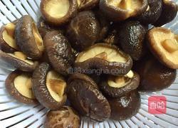 香菇炖排骨汤的做法图解2