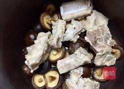 香菇炖排骨汤的做法图解4