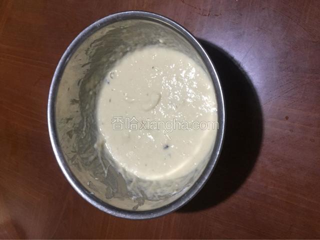 将鸡蛋倒入鳕鱼浆搅匀，根据凝固程度倒入淀粉直至上劲。