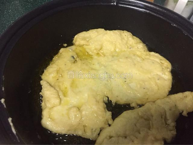 放入电火锅中用橄榄油煎熟。