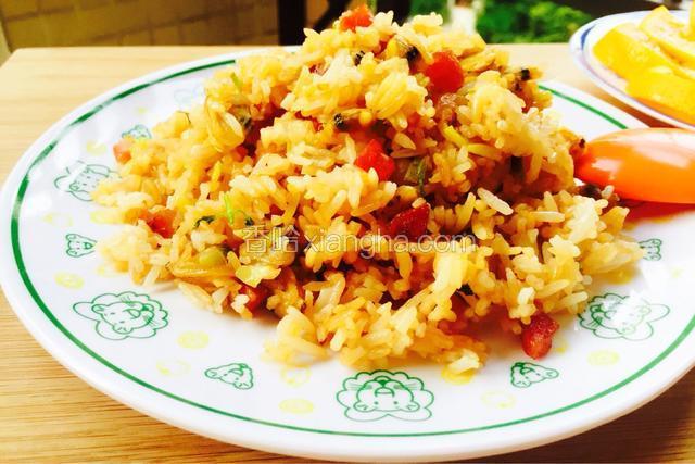 蛤蜊肉腊肠炒饭