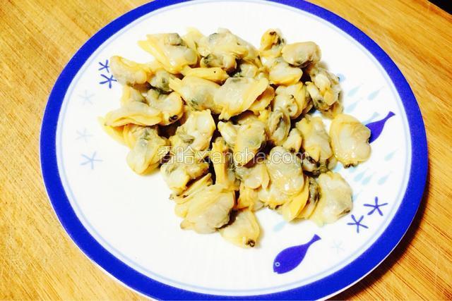 蛤蜊肉洗净控干水分。