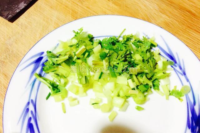 香菜洗净切碎备用。